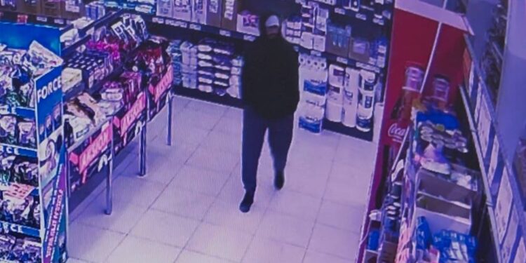 Policia kërkon ndihmën e qytetarëve për kapjen e të dyshuarit për grabitje