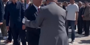Hoxha dorën e mbështjellur me fashë, Ramush Haradinaj e ngacmon pak: A gruaja a kojshia…