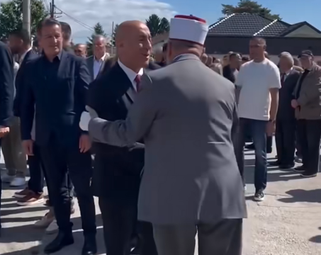 Hoxha dorën e mbështjellur me fashë, Ramush Haradinaj e ngacmon pak: A gruaja a kojshia…