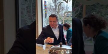 Kurti mbetet tek fushata me espresso, i kërkon kamarierit t’ia mbushë pak më shumë se 51 %
