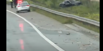 Aksident në autostradën “Ibrahim Rugova”, një veturë del komplet nga rruga