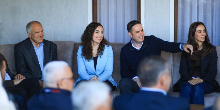 Osmani viziton tri familje në Prishtinë: Forca më e madhe e Kosovës janë njerëzit e saj