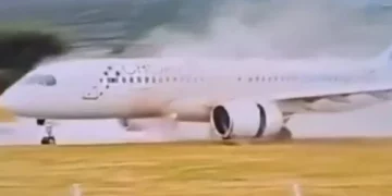 Aeroplani i aviokompanisë kroate del nga pista në Split dhe godet një tabelë, brenda fluturakes gjendeshin 130 pasagjerë
