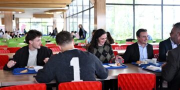 Zgjedhjet afër, Kurti i bie pasulit në mensën e studentëve në Prishtinë