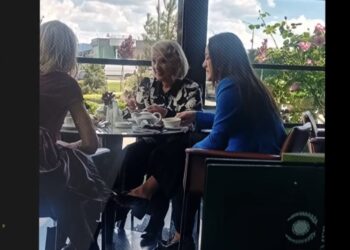 Bashkëshortet e ish-krerëve të UÇK-së shijojnë kafen bashkë
