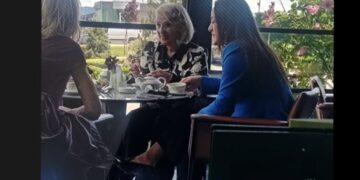 Bashkëshortet e ish-krerëve të UÇK-së shijojnë kafen bashkë