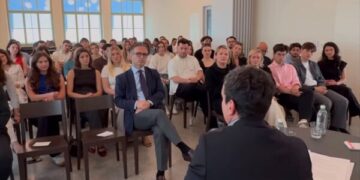 Kurti diskuton me studentë shqiptarë në Zvicër, ua tregon planin për themelimin e pesë gjimnazeve të specializura