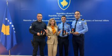 Drejtoresha Afërdita Mikullovci nderon me medalje “shpëtim jete” tre zyrtarë policorë
