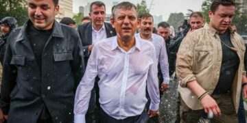Nën gazin lotsjellës opozita turke gjen një yll të ri: Del në skenë Ozgur Ozel, kush është rivali i ri i Erdoganit