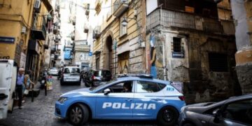 E rëndë në Itali: Babai godet dy herë me thi’kë djalin 12-vjeçar dhe më pas tenton të vr@së veten