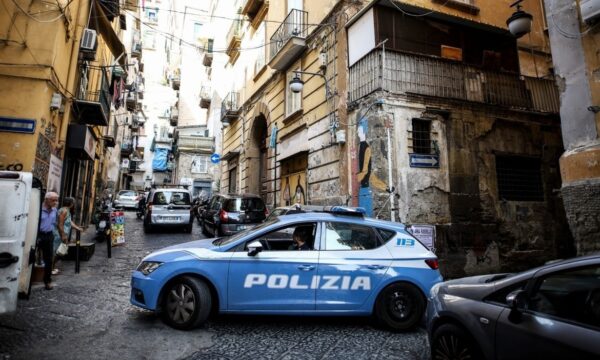 E rëndë në Itali: Babai godet dy herë me thi’kë djalin 12-vjeçar dhe më pas tenton të vr@së veten