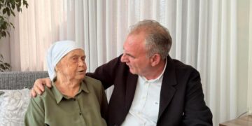 Limaj viziton nënën e Thaçit me rastin e festës së Bajramit
