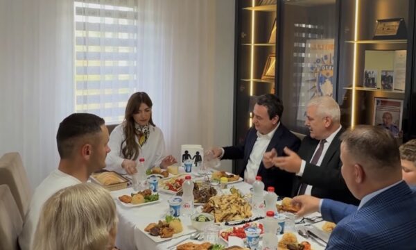 Kurti, Haxhiu dhe Sveçla shkojnë te familja e heroit Afrim Bunjaku për drekën e Bajramit