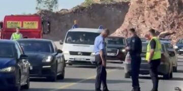 Vetura bie nga ura e Dollcit në Klinë, raportohet për 6 të lënduar Lajme Gazeta Express 27/05/2026 19:32 Një veturë ka rënë nga ura e Dollcit në Klinë. Mediumi lokal, Klina.info ka publikuar pamje. Raportohet për 6 persona të lënduar. “Kam pasur momente të këqija”: Alan Davies për alkoolin, famën dhe kancerin Read more