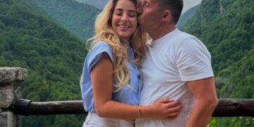 Elijona publikon foto me babain e saj, ja përshkrimi emocionues