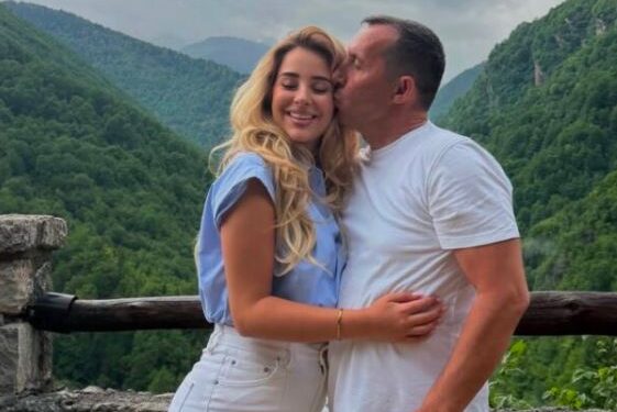 Elijona publikon foto me babain e saj, ja përshkrimi emocionues