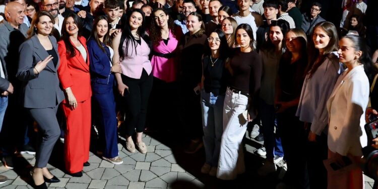 Vjosa Osmani: Kosova qëndron e fortë sepse qëndrojnë të forta familjet e saj