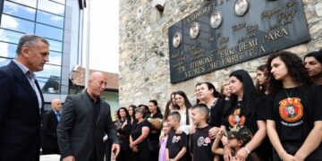 Haradinaj nderon dëshmorët dhe martirët e Deçanit: Burim i patriotëve ndër breza dhe i sakrificës për liri