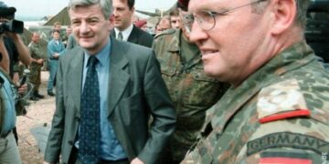 Fischer mbron ndërhyrjen në Kosovë më 1999: E fajësoj veten që mu desh aq shumë kohë ta kuptoja natyrën e vërtetë të konfliktit