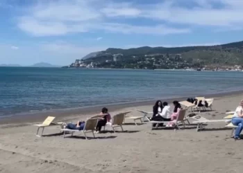 Moti i mirë e lidhja e pushimit të 1 majit, kosovarët e “vërshojnë” Shëngjinin