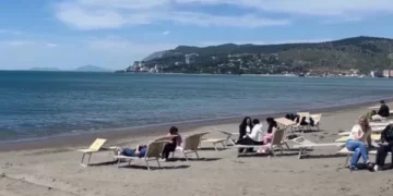 Moti i mirë e lidhja e pushimit të 1 majit, kosovarët e “vërshojnë” Shëngjinin