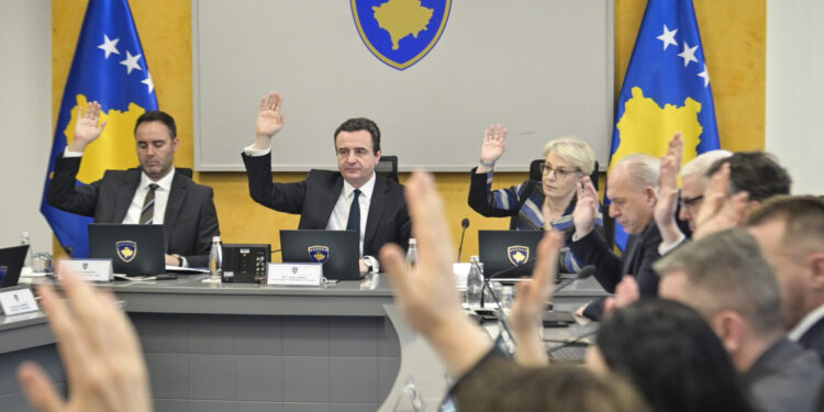 Kosova forcon linjën me BE-në, ndryshon vendimin për sanksionet ndërkombëtare