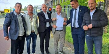 Gucati me bashkëpunëtorë dorëzuan në Speciale 200 mijë nënshkrime për çlirimtarët