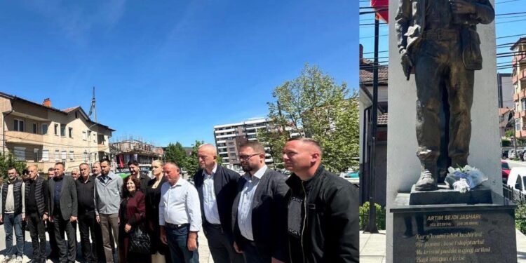 Arian Tahiri bashkë me strukturat e degës dhe ish-komandantin Rrahman Rama bëjnë homazhe për Artim Jasharin