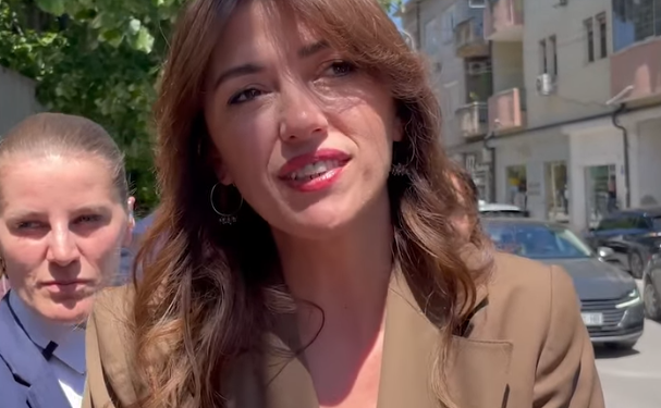 Albulena Haxhiu mohon se flamuri dardan është larguar nga Presidenca: Nuk merrem me skenografi, e as me kuadër
