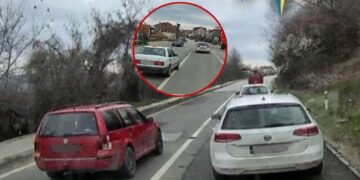 Policia gjobit me nga 200 euro dy shoferë Mitrovicë, tejkaluan në vijë të plotë – u merret edhe leja për tre muaj
