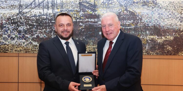 Maqedonci takohet me homologun e tij britanik në Turqi, diskutojnë për avancimin e bashkëpunimit në fushën e mbrojtjes