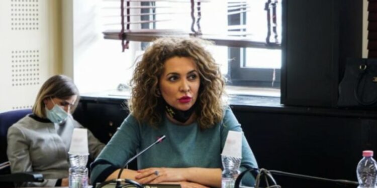 Akrobacionet politike të Albena Reshitajt – nga AKR, në AAK, në LVV, në listën e Osmanit