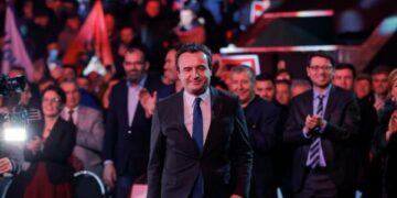Kurti argëtoi pak partinë, Albulena Haxhiut ia përmendi një kallabllëk funksione, Avni Deharit i tha se së shpejti do të jetë “Dehari 3”