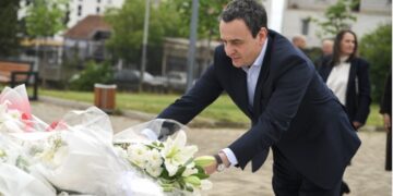 Kurti kujton Ilir Konushevcin dhe Hazir Malajn: U flijuan për çlirimin dhe lirinë e Kosovës