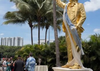 Statuja gjigante prej ari e Trumpit përurohet në Florida