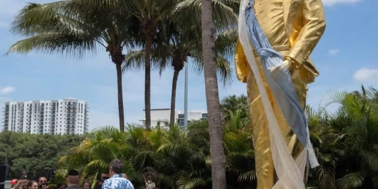 Statuja gjigante prej ari e Trumpit përurohet në Florida