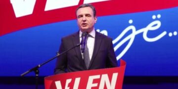 Kurti e vlerëson ‘‘domethënëse’’ dhe të ‘‘rrallë’’ bashkimin e VLEN në një parti: Në politikë jemi mësuar të shohim ndarje