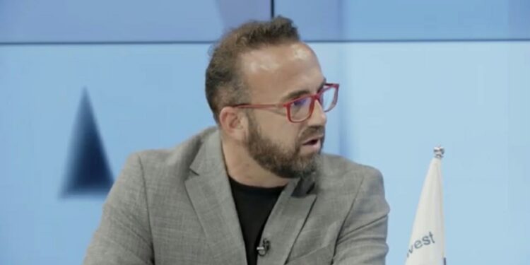 “Thaçi s’e ka pyet partinë nëse duhet ta marrin dikë”, Dakaj thotë se në PDK e LDK s’kanë liderë