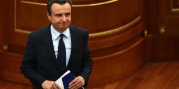 Paçarizi ironizon: LVV-ja s’ka nevojë me publiku listën, mjafton që është Kurti – të tjerët janë jo relevantë