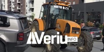 Qytetari vendos traktorin në dispozicion pranë stacionit policor në Skenderaj, dyshohet se po përgatitet bllokimi i rrugëve nëse tentohet arrestimi i Sami Lushtakut (VIDEO)