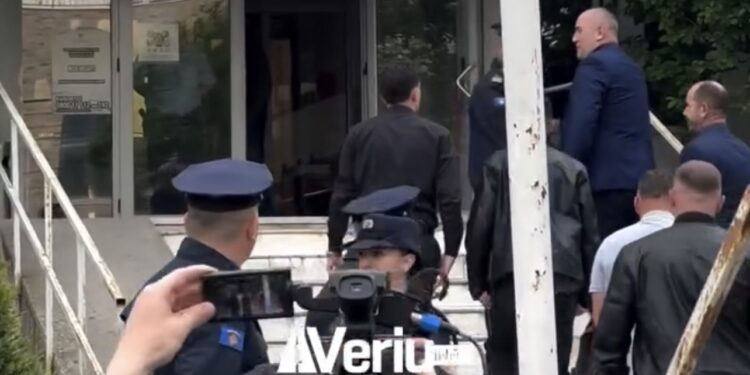LAJMI I FUNDIT: Hetuesit policor nga Prishtina arrijnë në Skenderaj për intervistimin e Sami Lushtakut
