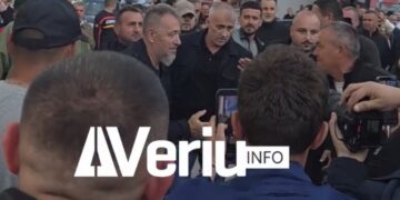 Sami Lushtaku arrin për intervistim në stacion policor në Skenderaj, brohoritje masive nga qytetarët në përkrahje (VIDEO)