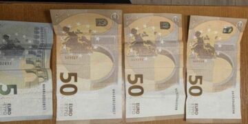 Gjen 155 euro në një lokal në Prizren, i dorëzon në polici
