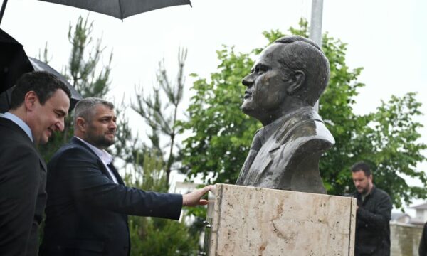 Kurti në përvjetorin e zhdukjes së Ukshin Hotit: Mendje e ndritur e shqiptarëve, na ndriçon rrugën përpara