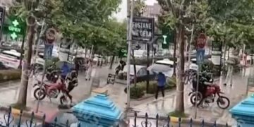 Grabitet një argjendari në Kamëz – Pamje kur 2 autorët dalin me çantën e mbushur me bizhuteri dhe armë në dorë
