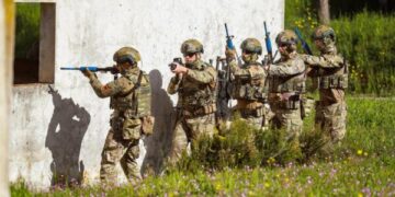‘‘Para presionit vjen përgatitja’’, ushtarët e Shqipërisë stërviten me Forcat Speciale të SHBA’së – NATO ndan foto