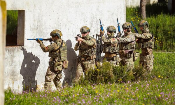 ‘‘Para presionit vjen përgatitja’’, ushtarët e Shqipërisë stërviten me Forcat Speciale të SHBA’së – NATO ndan foto