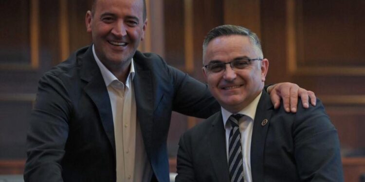 Besnik Tahiri i del në krah Daut Haradinajt pas kërcënimeve: Ndaluni, boll u bë e thirrni mendjes