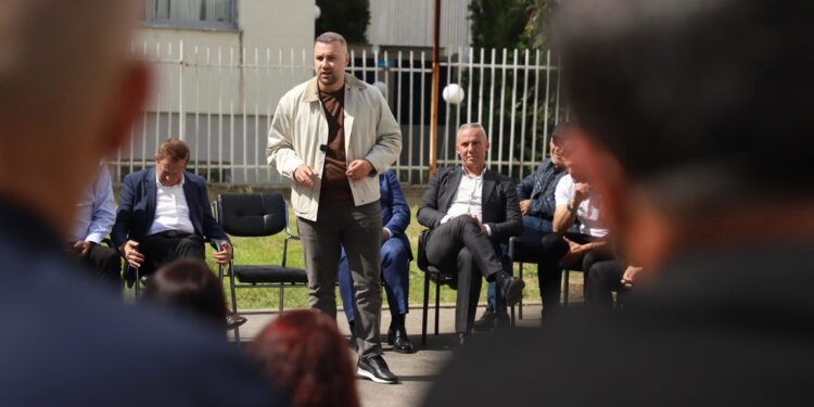 Maxhuni i PDK-së, Lorik Maxhuni, takon punëtorët e “Përparimi” në Vushtrri: Njerëz të përkushtuar që mbajnë në këmbë komunitetin tonë
