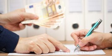 Arrestohen dy zyrtarë të një banke, ia lëshuan kredinë dhe ia përdorën paratë pa dijeninë e saj